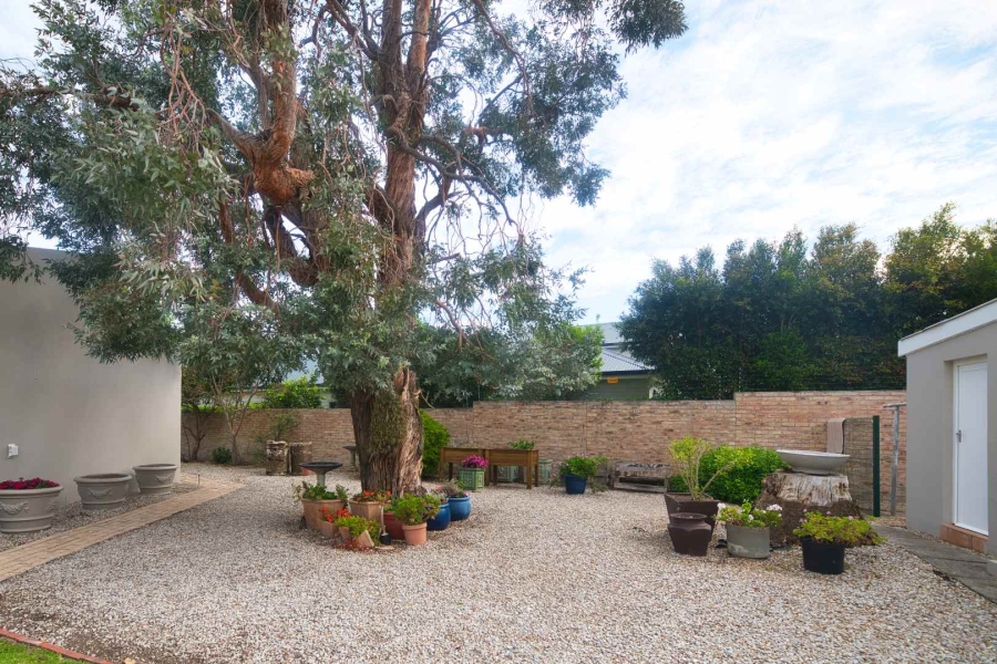 5 Bedroom Property for Sale in Fernkloof Estate Western Cape